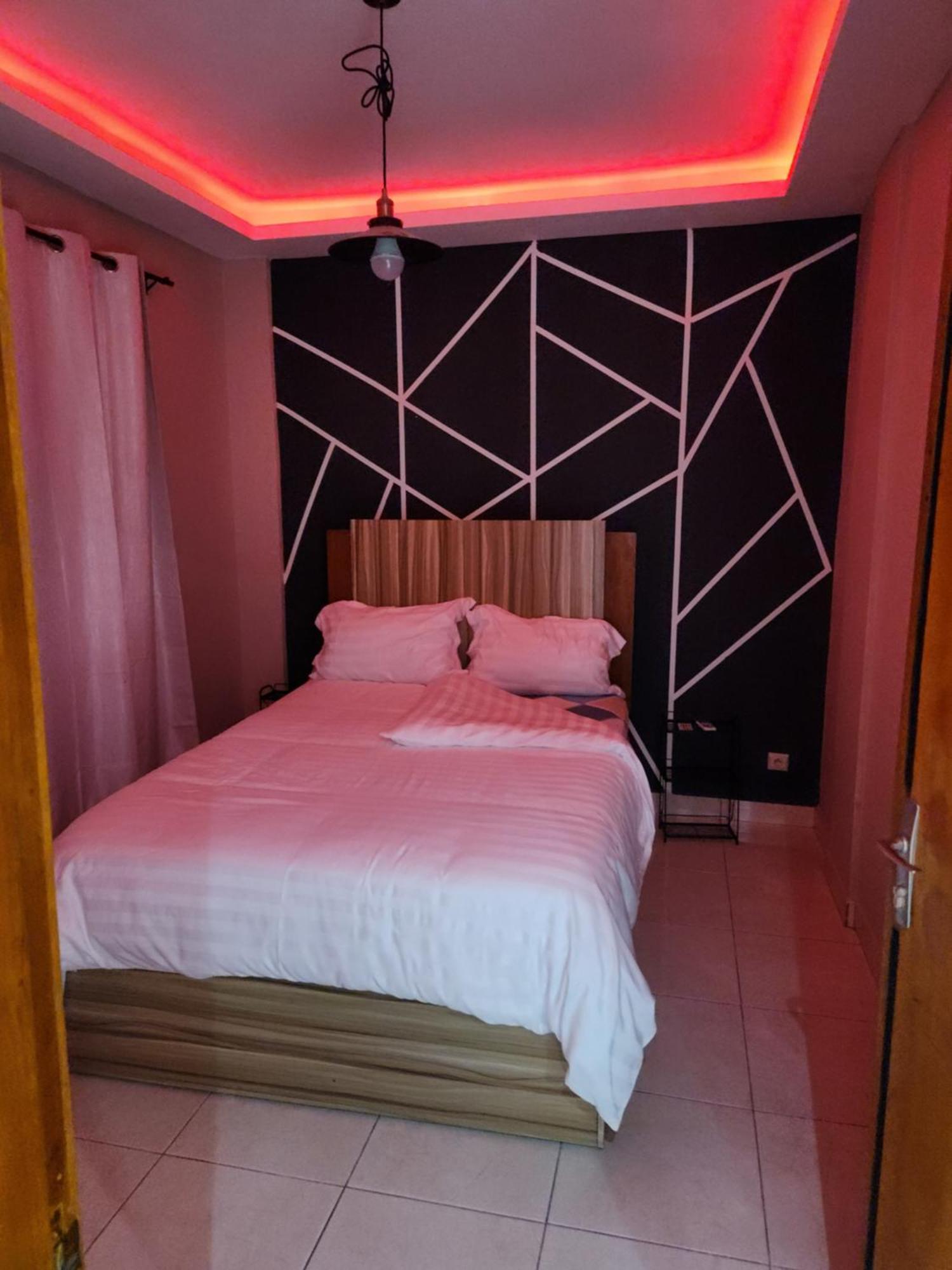 Ferienwohnung Meuble 1Ch 2E Ch Dispo Avec Un Supplement E1D Douala Exterior foto